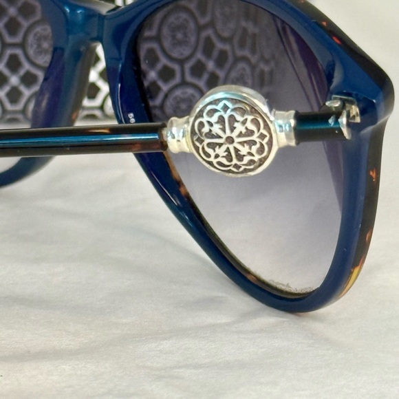 🌸Brighton pre-owned black/blue Ferrara sunglasses. - Picture 3 of 4